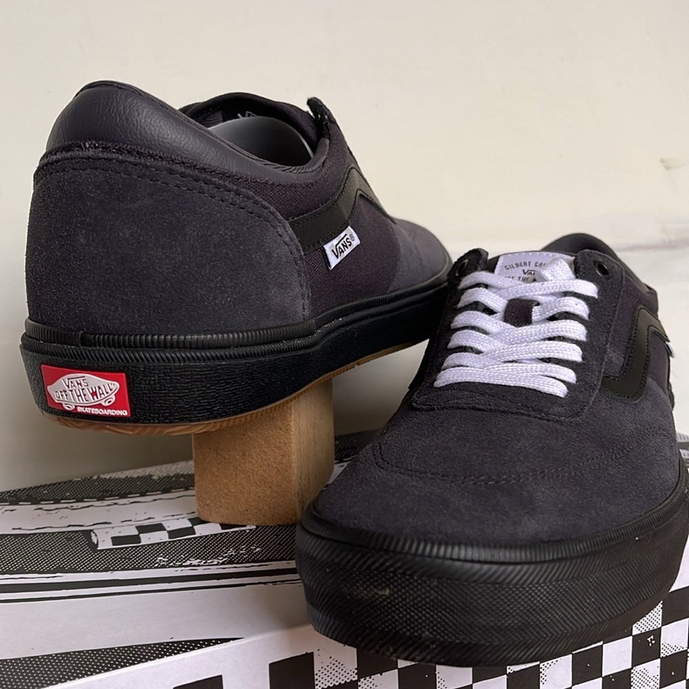 Vans Men’s Gilbert Crockett Dark Navy
VN0ASIFDNV
Sneakers - Picture 8 of 16